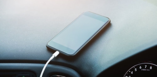 Por que o celular demora para carregar no carro?