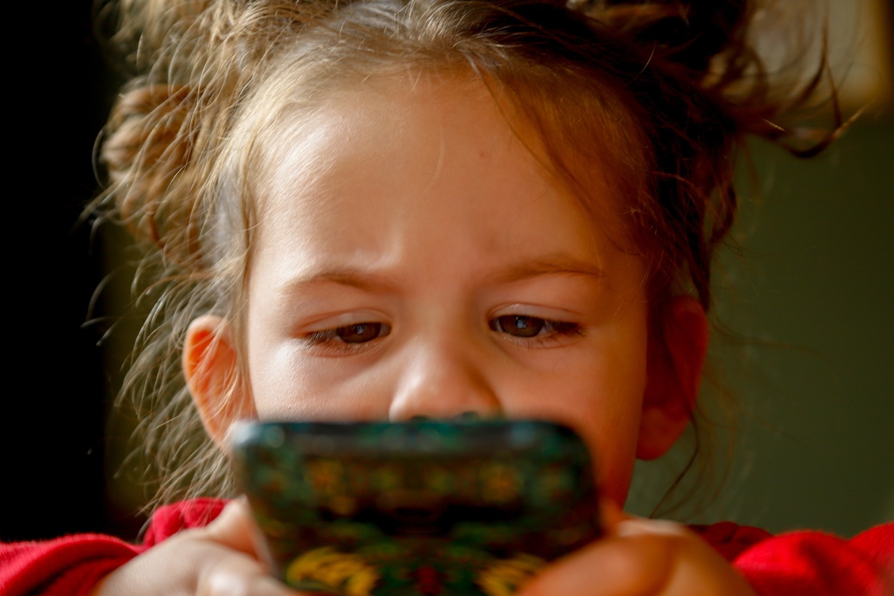 NOVA LEI obriga os JOVENS a LARGAR O CELULAR: será que VAI DAR CERTO?