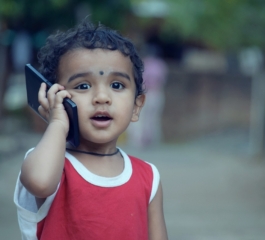 O que acontece se eu der um CELULAR para um BEBÊ? Descubra AGORA