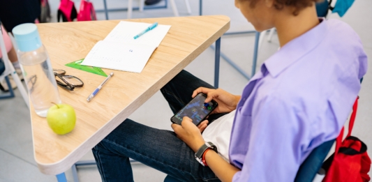 Rio de Janeiro PROÍBE o CELULAR em SALA DE AULA