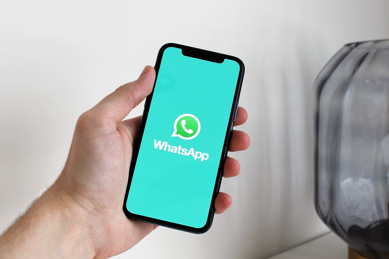 É O FIM DO CLUBHOUSE: WhatsApp testa o lançamento de CHAT DE VOZ