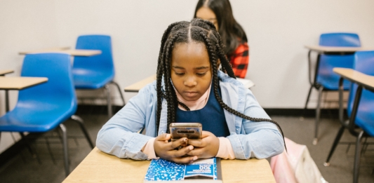 Conheça o ESTUDO sobre o IMPACTO do celular na vida ESCOLAR das crianças e adolescentes