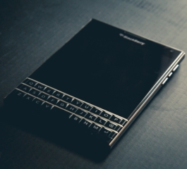 TUDO sobre o filme da BlackBerry: o celular icônico que DEIXOU SAUDADES