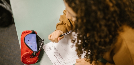 CELULAR NAS ESCOLAS: Reino Unido toma atitude POLÊMICA