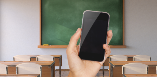 Celular em Sala Distrai 80% dos Alunos e Derruba Notas, Alerta Relatório do Pisa 2022