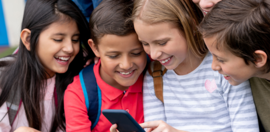 Entenda a proposta de proibir celulares nas escolas do Rio: educadores apoiam a medida