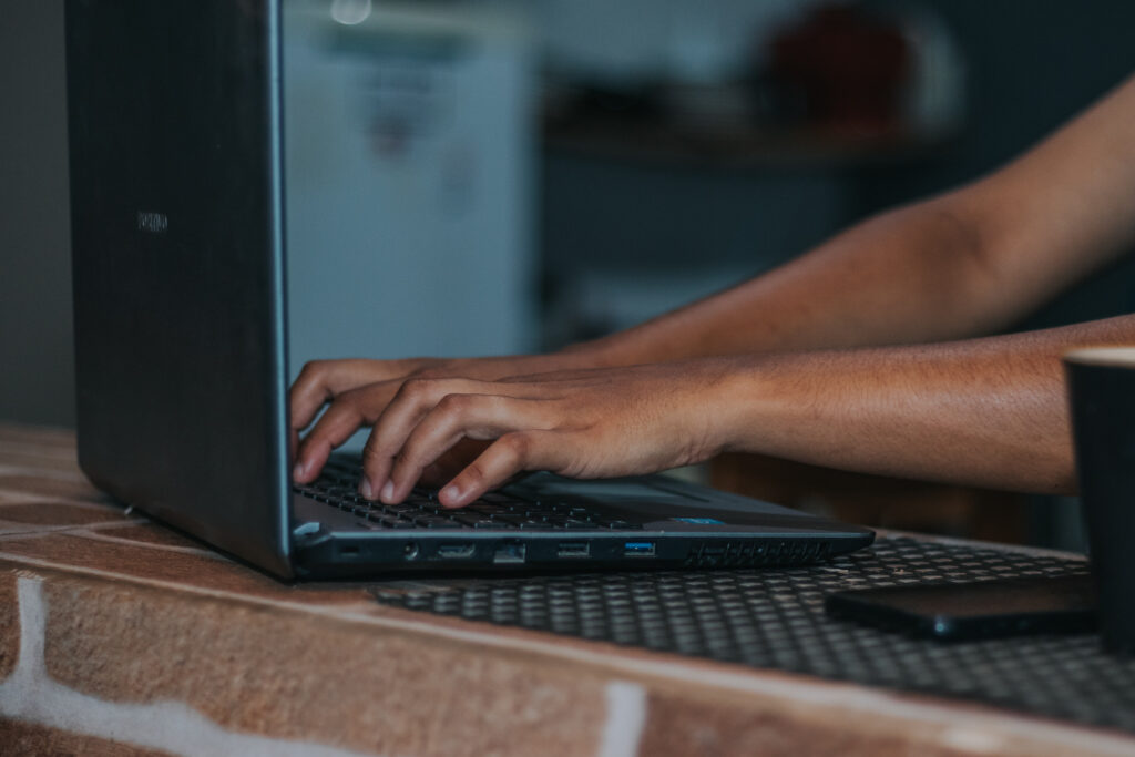 A bateria do seu Notebook pode piorar muito. Pare de fazer estas 6 coisas todos os dias com o aparelho.