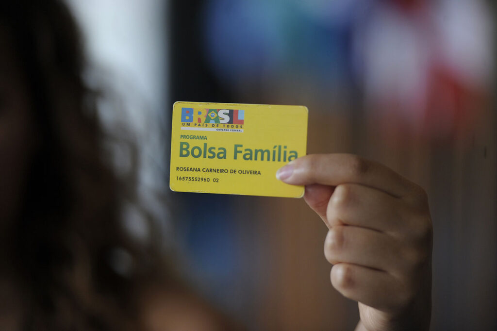 Saiba como usar o app para consultar 13º do Bolsa Família em AGOSTO no Caixa TEM. Foto: Wikimedia Commons