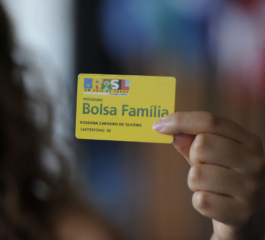 Beneficiários do Bolsa Família vão receber R$ 150 a mais; veja como consultar no celular