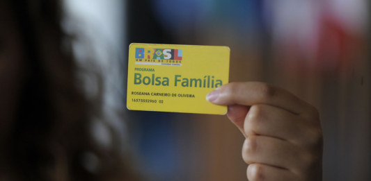 Beneficiários do Bolsa Família vão receber R$ 150 a mais; veja como consultar no celular