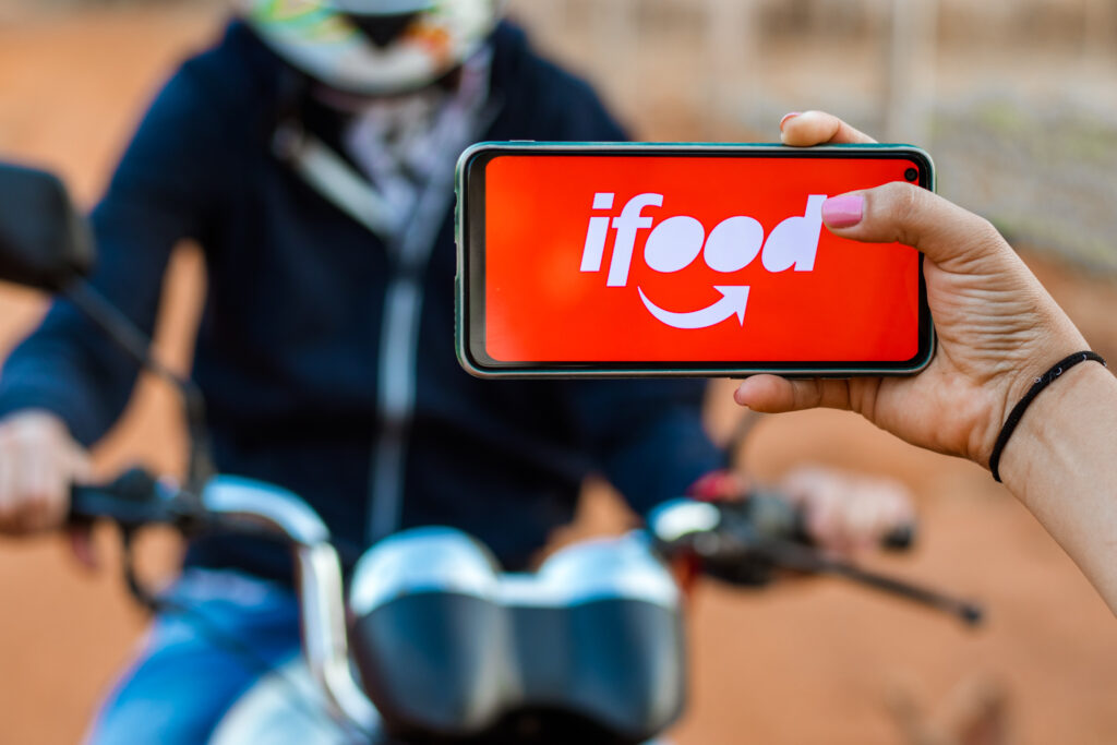 Tem iFood e quer comer um lanche de graça? Veja qual é o truque para conseguir liberar o bônus.