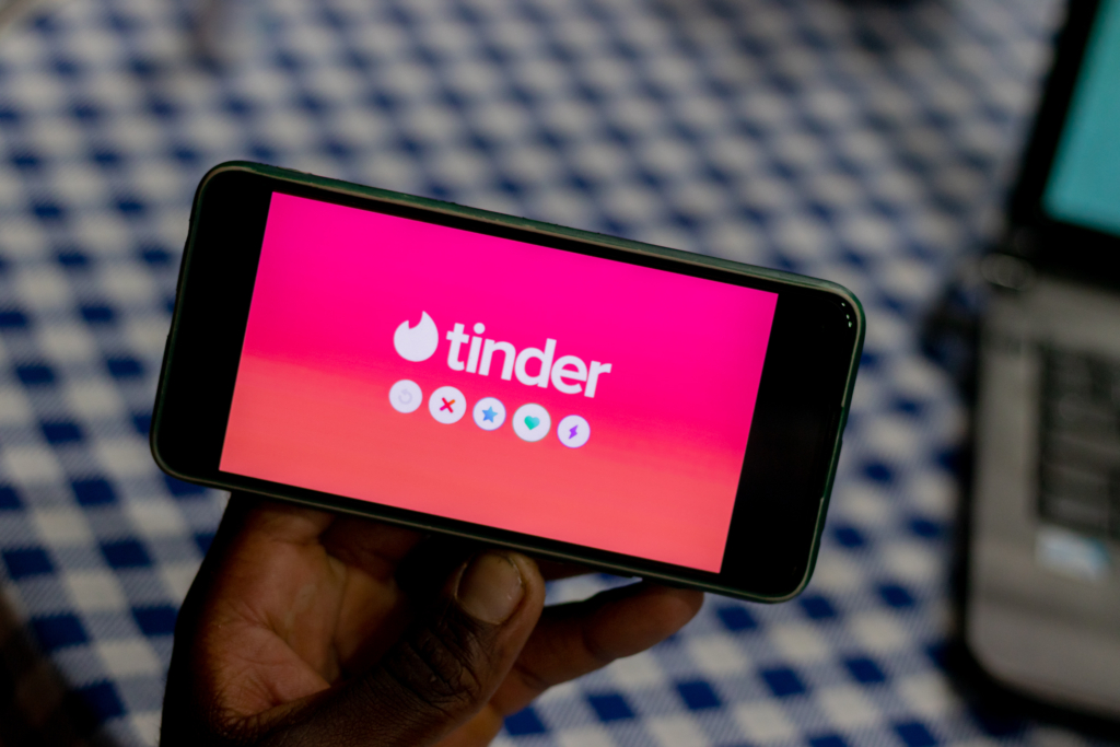 Tinder: aplicativo revela principal tendência amorosa entre jovens em 2024